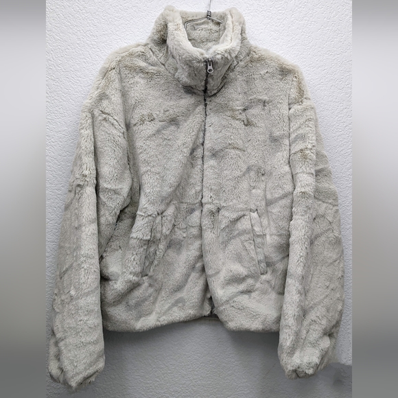 Nike Sportswear Plush Women's Printed Faux Fur Jacket - Picture 2 of 10